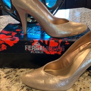 NWT FERGALICIOUS BY FERGIE SAMMI GOLD PUMPS